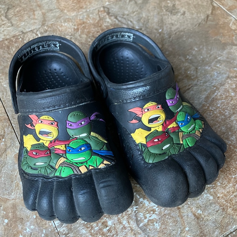 📦ninja turtles kids shoes, sz 7/8